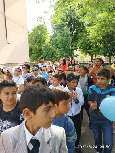 С празнично шествие, пъстра програма и ведро  настроение отбелязахме Деня на българската писменост, просвета и  култура. - ОУ Васил Левски - Долни Луковит