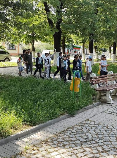 С празнично шествие, пъстра програма и ведро  настроение отбелязахме Деня на българската писменост, просвета и  култура. - ОУ Васил Левски - Долни Луковит