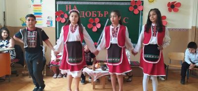 На добър час, мили четвъртокласници! Вълнение, радост, а и мъничко тъга се четяха в очите на децата, получавайки Удостоверенията за завършен начален етап.  Весела ваканция! - ОУ Васил Левски - Долни Луковит