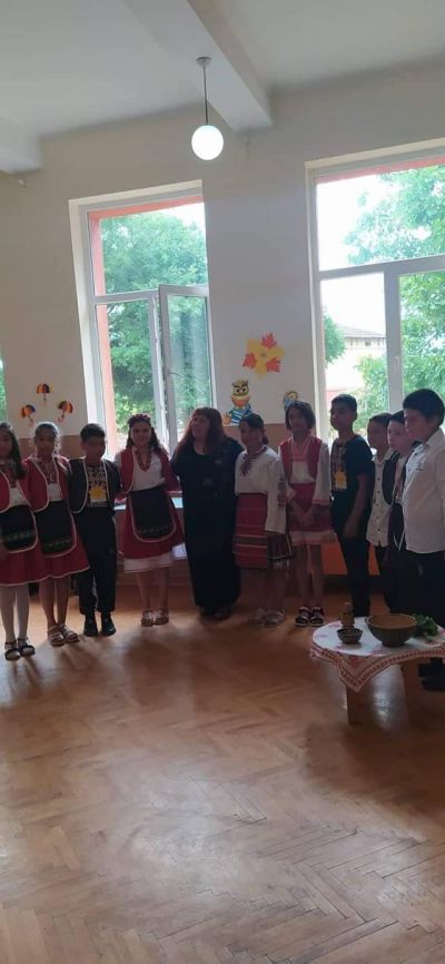На добър час, мили четвъртокласници! Вълнение, радост, а и мъничко тъга се четяха в очите на децата, получавайки Удостоверенията за завършен начален етап.  Весела ваканция! - ОУ Васил Левски - Долни Луковит
