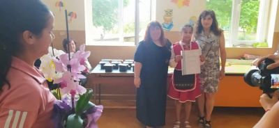 На добър час, мили четвъртокласници! Вълнение, радост, а и мъничко тъга се четяха в очите на децата, получавайки Удостоверенията за завършен начален етап.  Весела ваканция! - ОУ Васил Левски - Долни Луковит