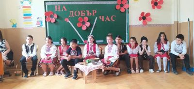 На добър час, мили четвъртокласници! Вълнение, радост, а и мъничко тъга се четяха в очите на децата, получавайки Удостоверенията за завършен начален етап.  Весела ваканция! - ОУ Васил Левски - Долни Луковит