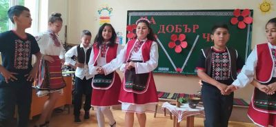 На добър час, мили четвъртокласници! Вълнение, радост, а и мъничко тъга се четяха в очите на децата, получавайки Удостоверенията за завършен начален етап.  Весела ваканция! - ОУ Васил Левски - Долни Луковит