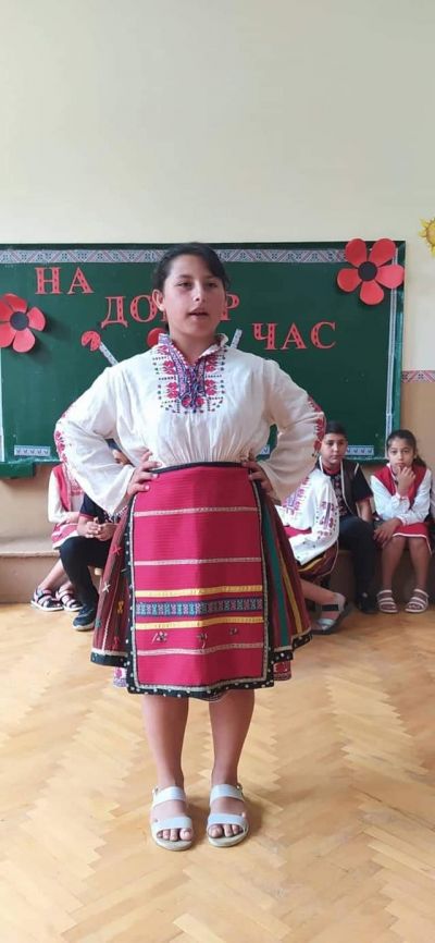 На добър час, мили четвъртокласници! Вълнение, радост, а и мъничко тъга се четяха в очите на децата, получавайки Удостоверенията за завършен начален етап.  Весела ваканция! - ОУ Васил Левски - Долни Луковит