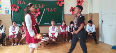 На добър час, мили четвъртокласници! Вълнение, радост, а и мъничко тъга се четяха в очите на децата, получавайки Удостоверенията за завършен начален етап.  Весела ваканция! - ОУ Васил Левски - Долни Луковит