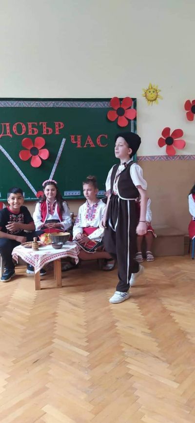 На добър час, мили четвъртокласници! Вълнение, радост, а и мъничко тъга се четяха в очите на децата, получавайки Удостоверенията за завършен начален етап.  Весела ваканция! - ОУ Васил Левски - Долни Луковит