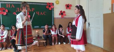 На добър час, мили четвъртокласници! Вълнение, радост, а и мъничко тъга се четяха в очите на децата, получавайки Удостоверенията за завършен начален етап.  Весела ваканция! - ОУ Васил Левски - Долни Луковит