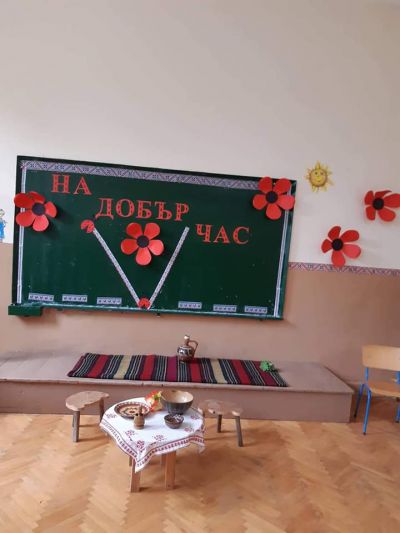 На добър час, мили четвъртокласници! Вълнение, радост, а и мъничко тъга се четяха в очите на децата, получавайки Удостоверенията за завършен начален етап.  Весела ваканция! - ОУ Васил Левски - Долни Луковит